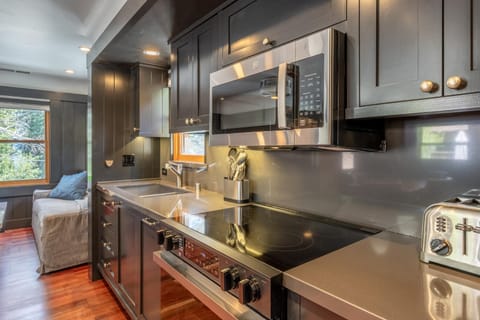 Cedar Crest - Woodpecker Cottage 7 House in Homewood