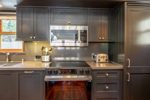 Cedar Crest - Woodpecker Cottage 7 House in Homewood