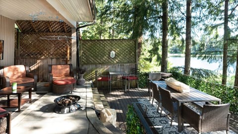 Willow Suite - Lakeside Retreat House in Langford
