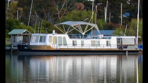 Swamp Fox luxury 2BR Dutch Barge Barco atracado in Goolwa