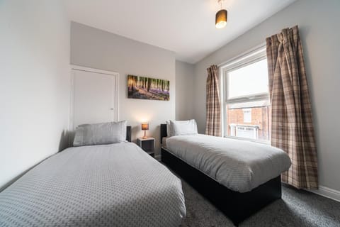 3 Bedroom Hull Sleeps 6 Glam Contractor & Leisure & Families Close to Clough Rd House in Hull