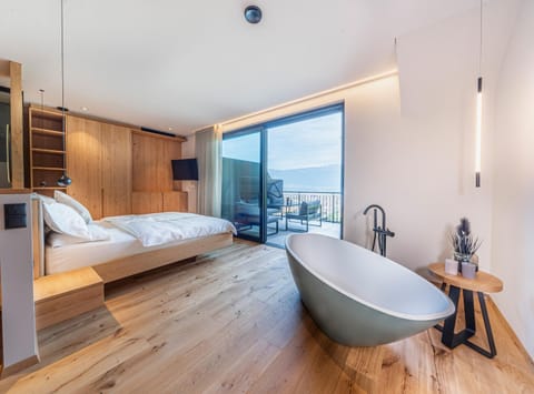 Bed, Bathroom, Photo of the whole room, Bedroom, City view, Bath