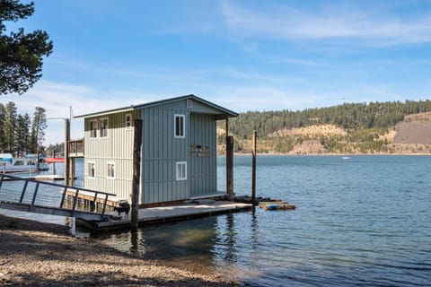 Two Lakefront Homes - Main Home & Private Floating Home House in Kootenai County