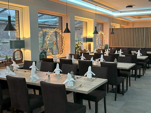 Restaurant/places to eat, Banquet/Function facilities