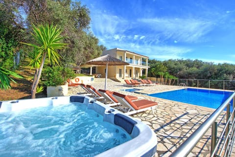 Property building, Patio, Day, Hot Tub, Garden view, Pool view, Swimming pool, sunbed