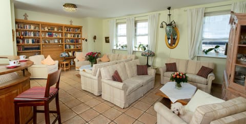 Library, Lounge or bar, Pets