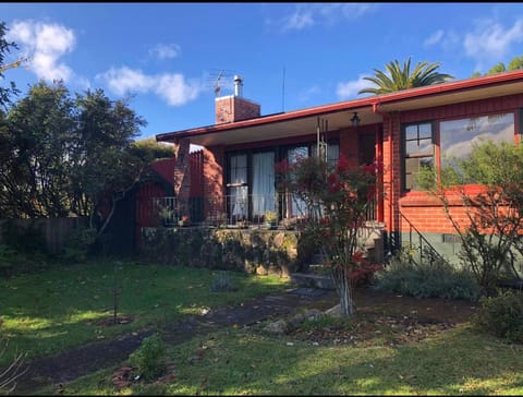 Red sunny house Casa in Rotorua