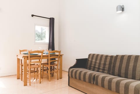 Bed, Dining area