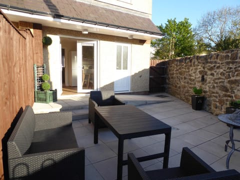 Shower, Toilet, Patio, Bed, BBQ facilities, Kitchen or kitchenette, Seating area, Bedroom, River view