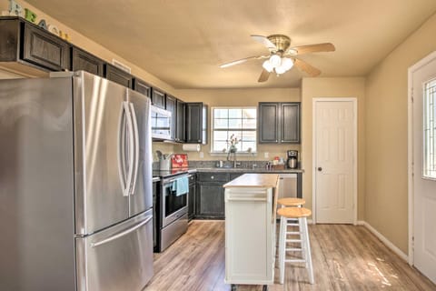 Surfside Retreat Steps to Beach and Local Eats! Haus in Surfside Beach