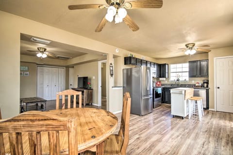 Surfside Retreat Steps to Beach and Local Eats! Haus in Surfside Beach
