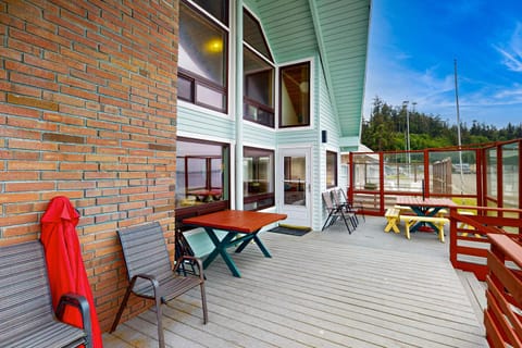 Whidbey Waterfront Happy Place House in Camano Island