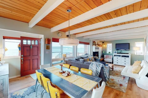 Whidbey Waterfront Happy Place House in Camano Island