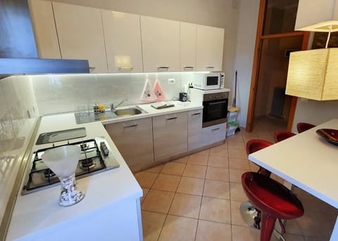 Kitchen or kitchenette, Dining area, dishwasher, minibar, pet friendly