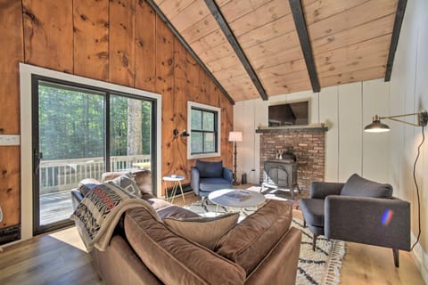 Sleek Cabin with Deck, 8 Miles to Mount Snow and Hikes Haus in Wilmington
