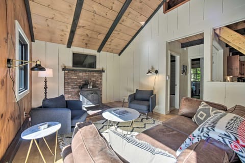 Sleek Cabin with Deck, 8 Miles to Mount Snow and Hikes Haus in Wilmington
