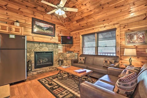 Smoky Mountain Cabin with Game Room and Hot Tub! Haus in Pigeon Forge