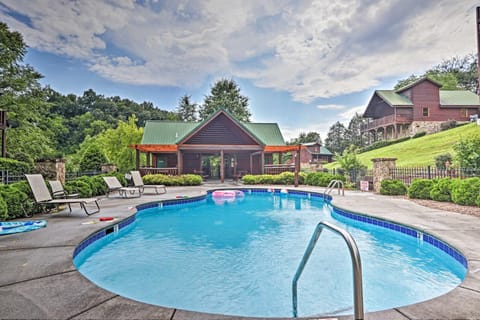 Smoky Mountain Cabin with Game Room and Hot Tub! Haus in Pigeon Forge