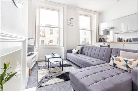 Kitchen or kitchenette, Living room, Seating area, minibar, pet friendly, stove