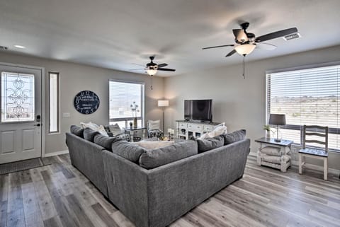 Luxe 2020 Home with OHV Access, 5 Mi to Lake Mohave! Casa in Bullhead City