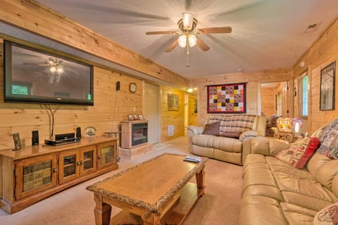 Mountain-View Maggie Valley Home with 2 Decks! Casa in Ivy Hill