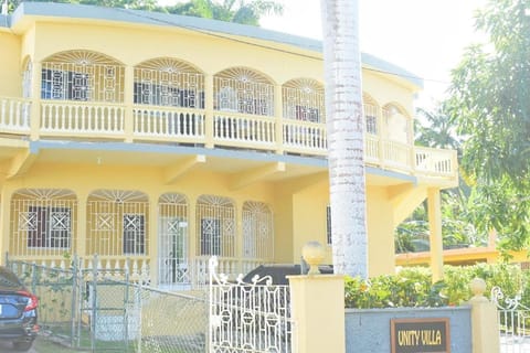 Unity Villa Near Montego Bay and Beaches free WiFi 2bedrooms Appartamento in St. James Parish