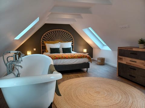 Photo of the whole room, Bedroom