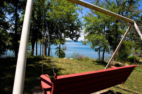 The Sm'Oars King Suite on Lake Tablerock just steps to the shore Copropriété in Ridgedale