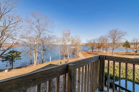 The Sm'Oars King Suite on Lake Tablerock just steps to the shore Copropriété in Ridgedale