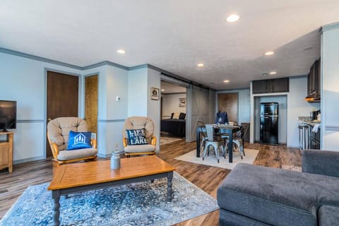 The Sm'Oars King Suite on Lake Tablerock just steps to the shore Condominio in Ridgedale