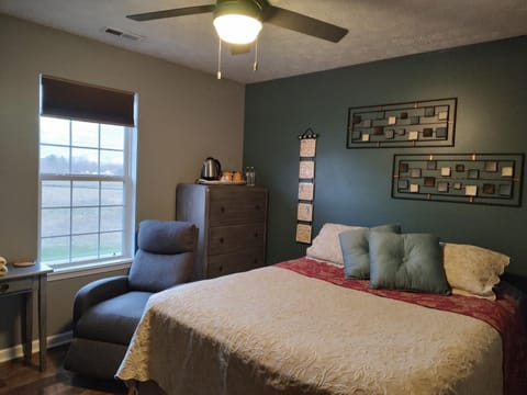 Bed, Photo of the whole room, Seating area, Bedroom, fireplace
