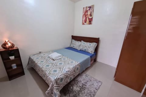 Cozy Space Near SM with Netflix and Fiber WiFi Condo in Batangas