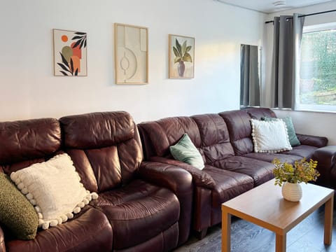 Family Holiday Home with Hot Tub & Sauna Sleeps 8 Apartment in Brighton