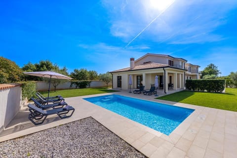 Property building, Patio, Day, Natural landscape, Garden, Garden view, Pool view, Swimming pool, sunbed