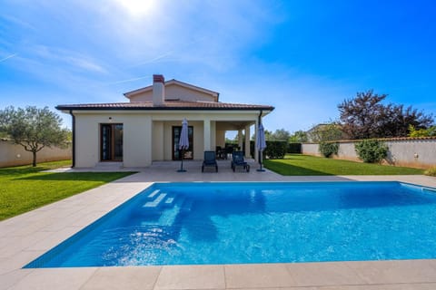 Property building, Patio, Day, Garden, Garden view, Pool view, Swimming pool, sunbed