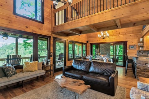 Elegant Creekside Cabin with Hot Tub, Views and More! Casa in Georgia