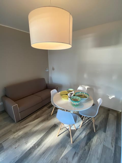 Restaurant/places to eat, Living room