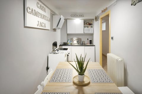 Kitchen or kitchenette, Dining area, minibar, pet friendly, stove