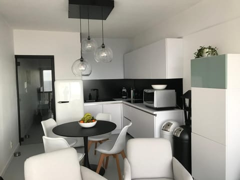 Kitchen or kitchenette, Dining area