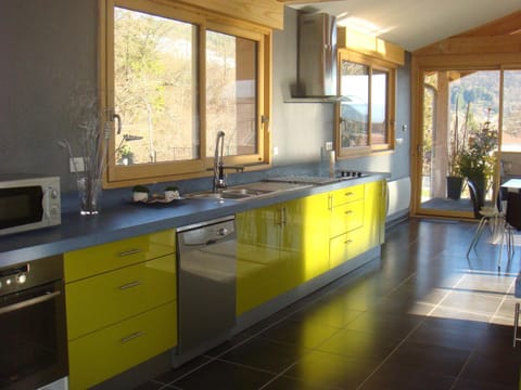 Kitchen or kitchenette, Communal kitchen