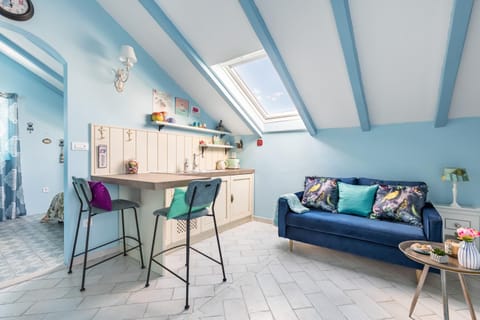 Kitchen or kitchenette, Living room, Seating area, Dining area, City view, Garden view, Landmark view, Mountain view, Sea view, Quiet street view, stove