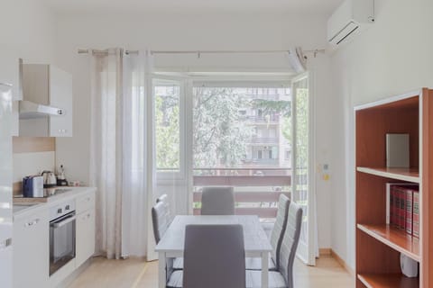 Pelizzi Apartment, 5 persone, 2 camere, balcone, Cinecittà Apartment in Rome