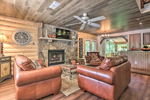 Chic Sevierville Cabin with Hot Tub and Mountain Views Haus in Gatlinburg