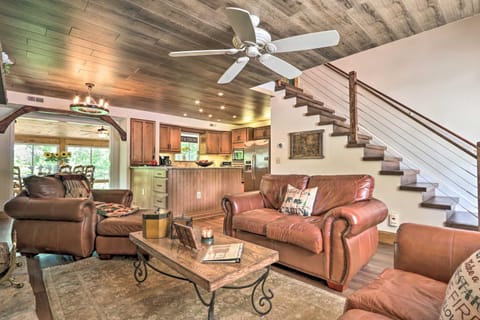 Chic Sevierville Cabin with Hot Tub and Mountain Views Casa in Gatlinburg