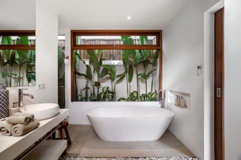 Bathroom, Bath, towels