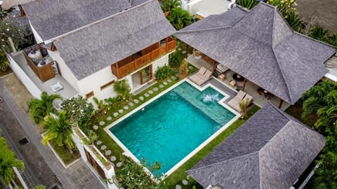 Property building, Garden, Garden view, Pool view, Swimming pool, sunbed