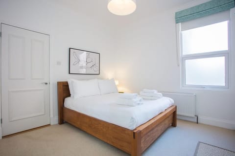 Stylish & Modern 3 Bed Flat in NW London with Garden House in London Borough of Ealing