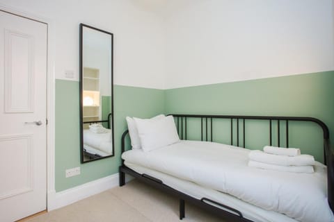 Stylish & Modern 3 Bed Flat in NW London with Garden House in London Borough of Ealing