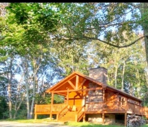2 BR Cabin with Hot Tub, Deck, Fire Pl Casa in Beech Mountain