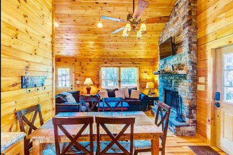 2 BR Cabin with Hot Tub, Deck, Fire Pl Maison in Beech Mountain